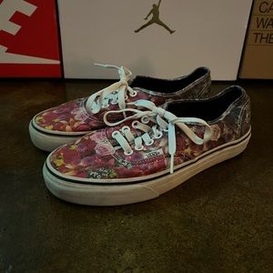 Women’s 8 floral Vans